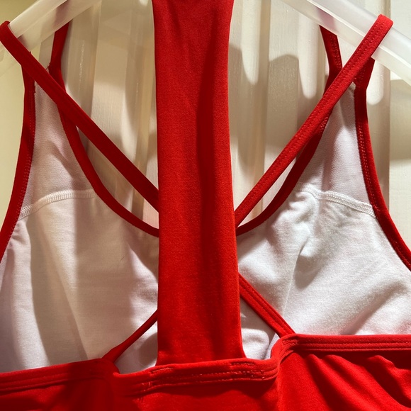Gap fit size M red tank with built in shelf bra - Picture 4 of 8